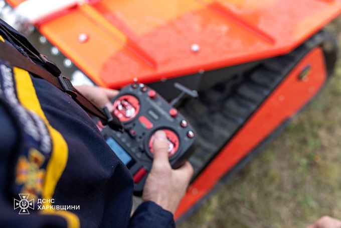 У Харкові безпілотні машини гасять пожежі після обстрілів